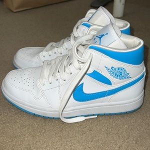 Jordan 1 Mid UNC size 7 in Womens